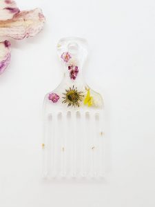 Peigne en résine avec incrustation d'un papillon origami